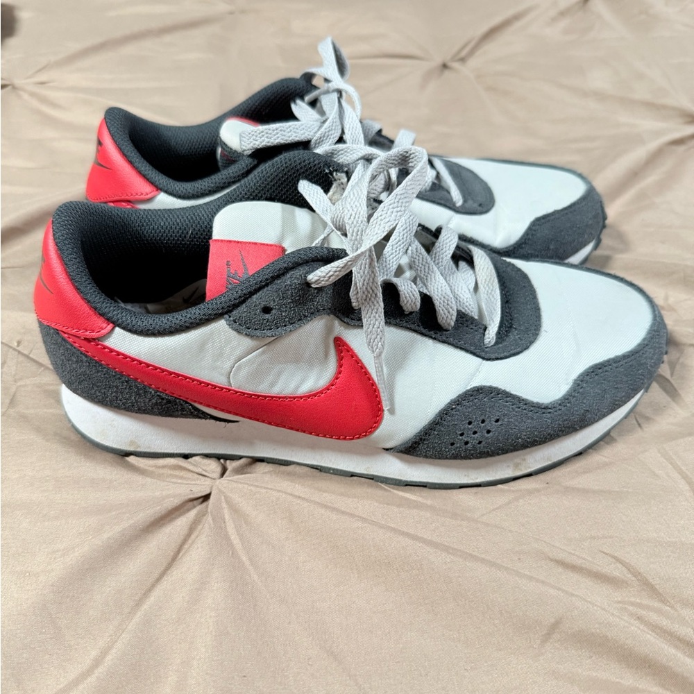 Nike Men’s Gray & Pink Retro-Style Sneakers - Picture 2 of 3